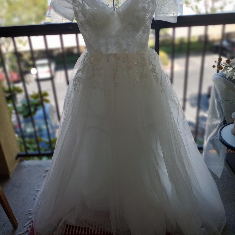 Elegant White, Tulle and Organza Wedding Gown - Picture 2 of 11